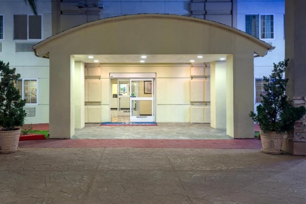 Candlewood Suites LAX Hawthorne image 18